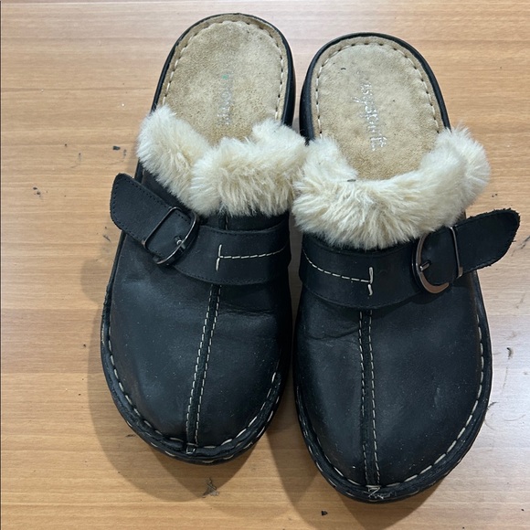 Easy Spirit Shoes - Easy Spirit Black Leather Mule Clogs with Cream Fur Trim